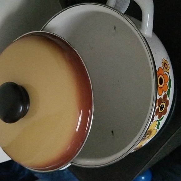 Vintage 70s Enamel Soup Pot - Picture 2 of 7